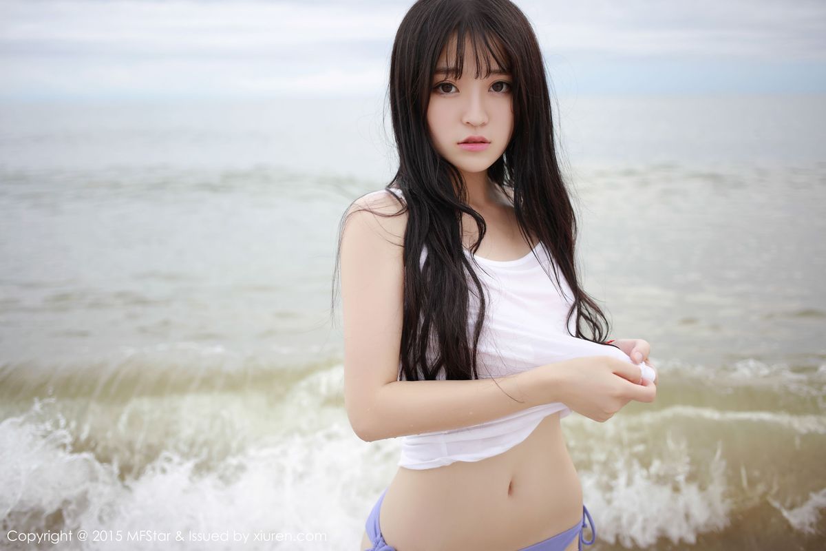 新人嫩模伊小七MoMo湿身诱惑首套性感旅拍