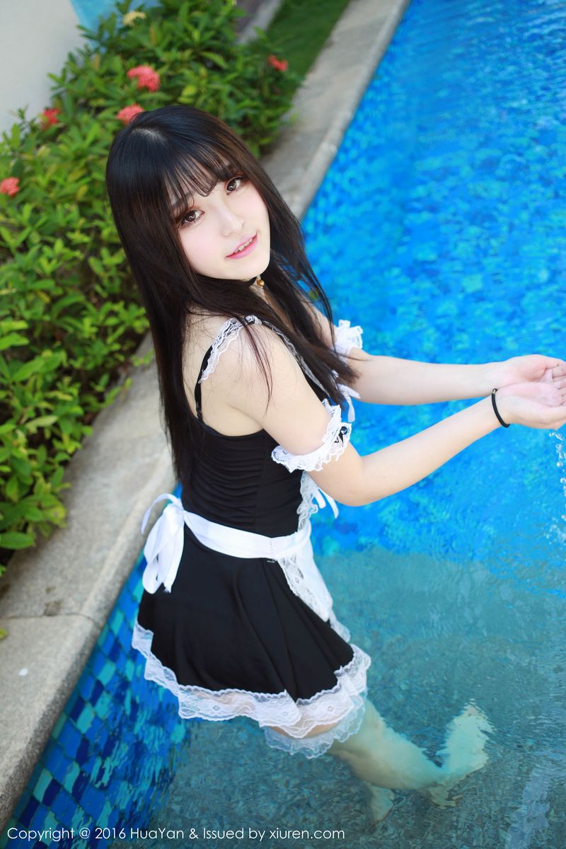 美女模特伊小七MoMo蕾丝女仆装扮三亚写真