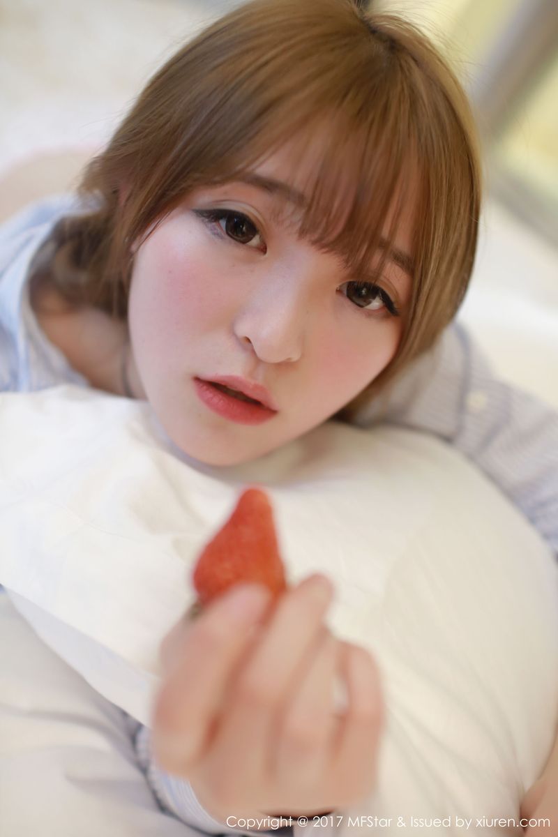 美女模特伊小七MoMo草莓内裤+衬衫系列性感写真