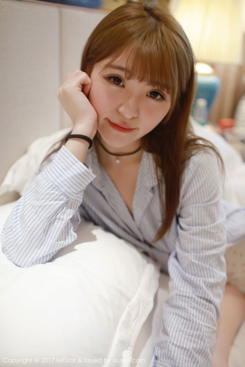 美女模特伊小七MoMo草莓内裤+衬衫系列性感写真