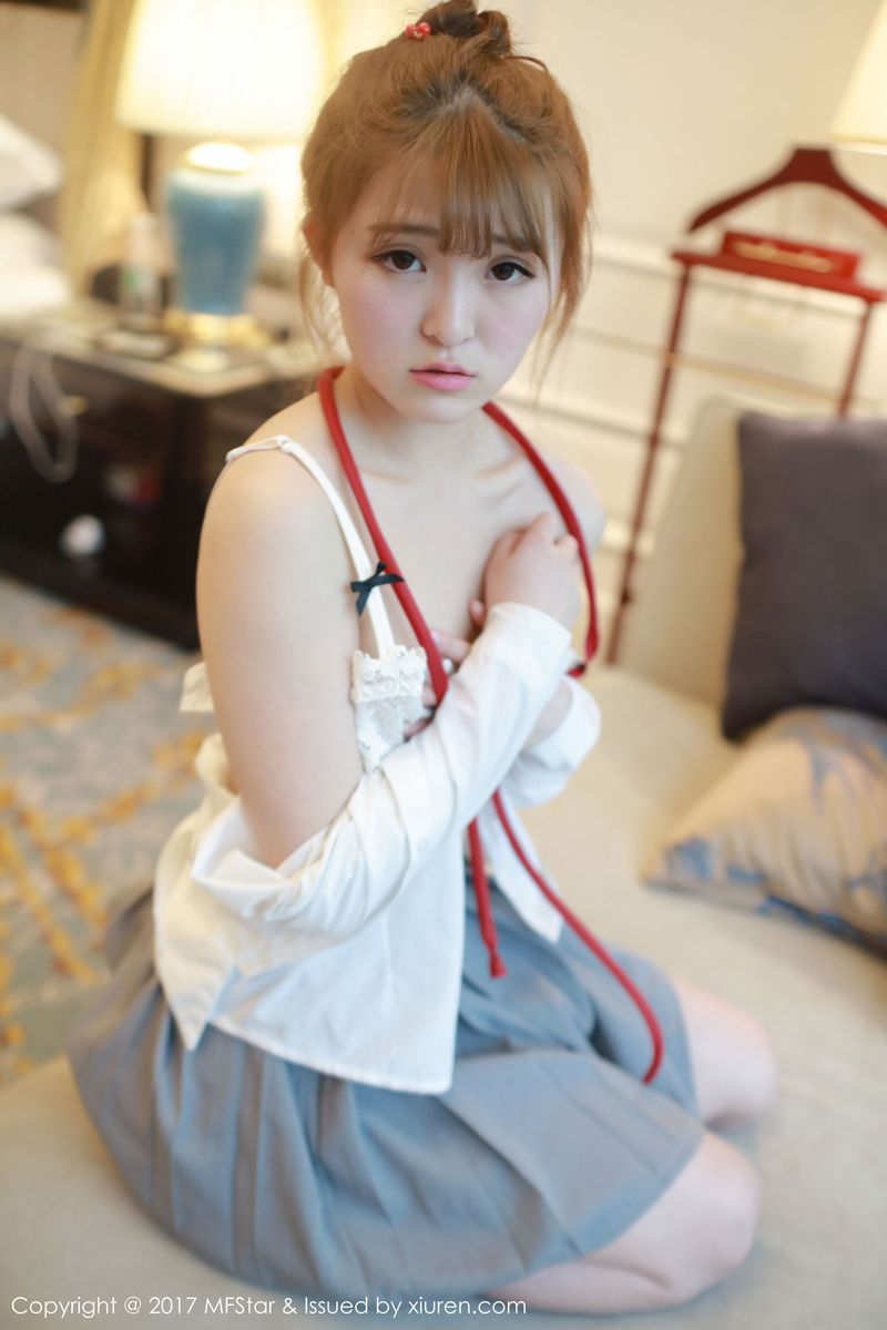 性感模特伊小七MoMo学生装白衬衫+短裙系列写真