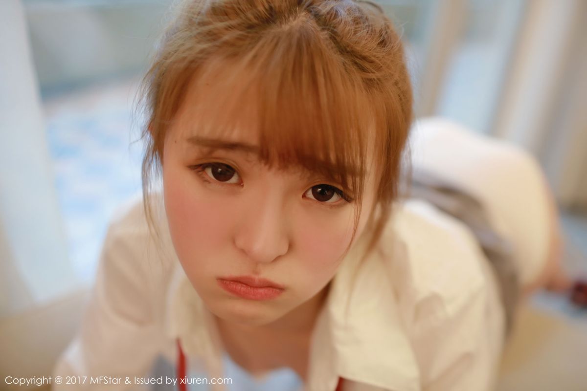 性感模特伊小七MoMo学生装白衬衫+短裙系列写真