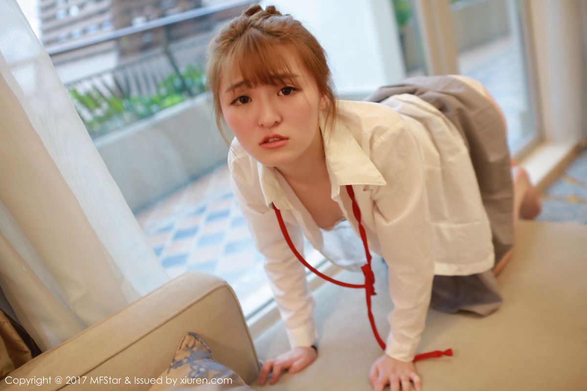 性感模特伊小七MoMo学生装白衬衫+短裙系列写真