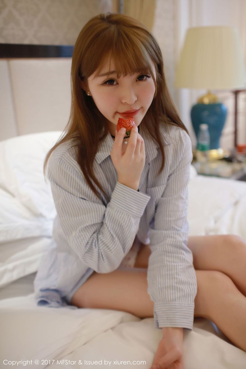 美女模特伊小七MoMo草莓内裤+衬衫系列性感写真