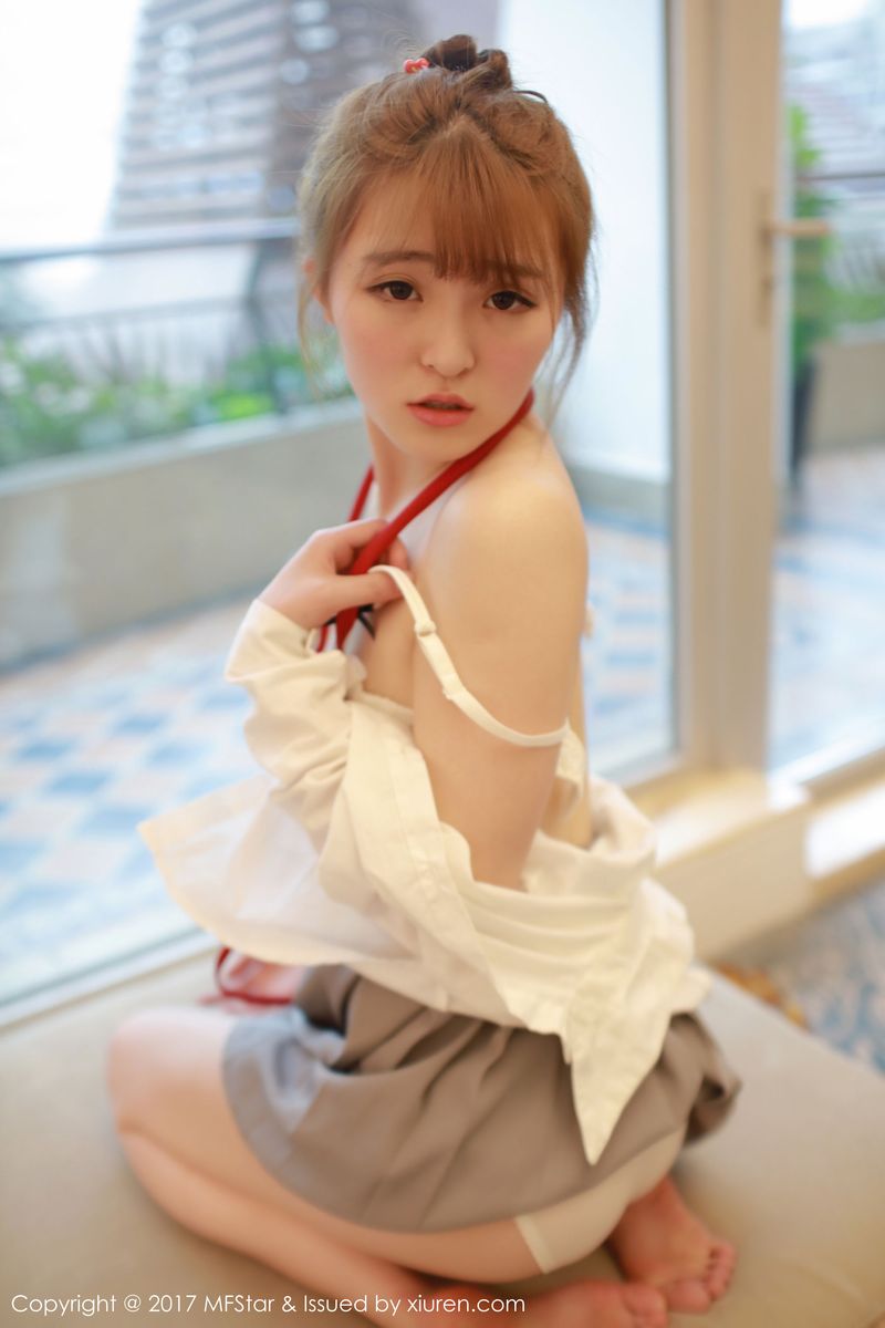 性感模特伊小七MoMo学生装白衬衫+短裙系列写真