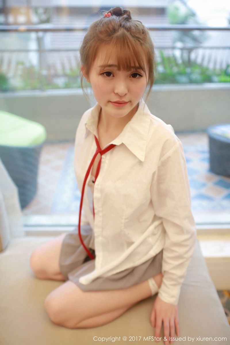 性感模特伊小七MoMo学生装白衬衫+短裙系列写真