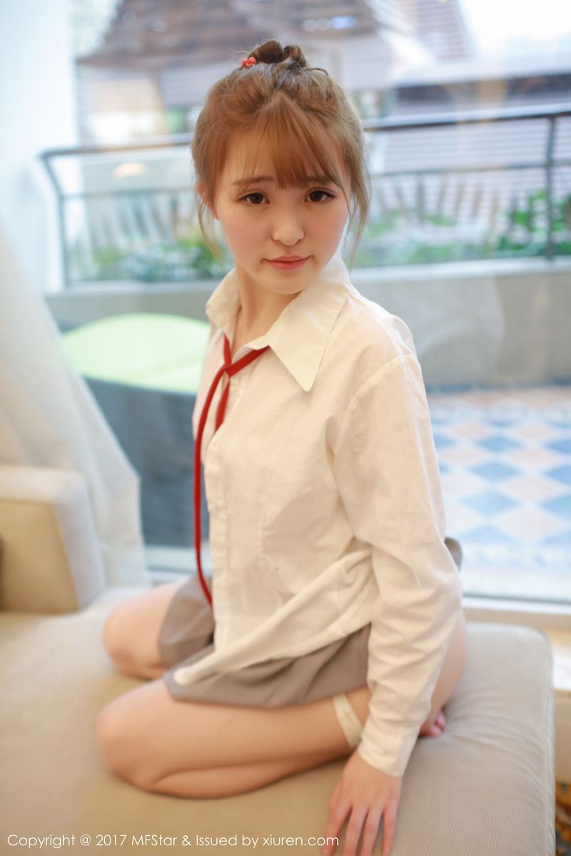 性感模特伊小七MoMo学生装白衬衫+短裙系列写真