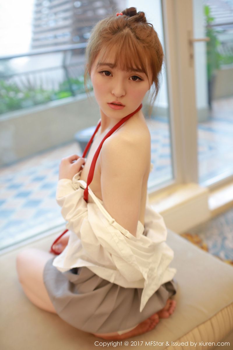 性感模特伊小七MoMo学生装白衬衫+短裙系列写真