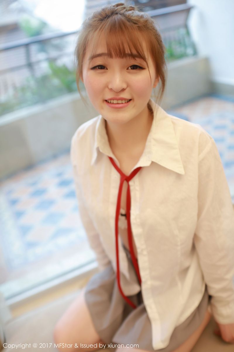 性感模特伊小七MoMo学生装白衬衫+短裙系列写真