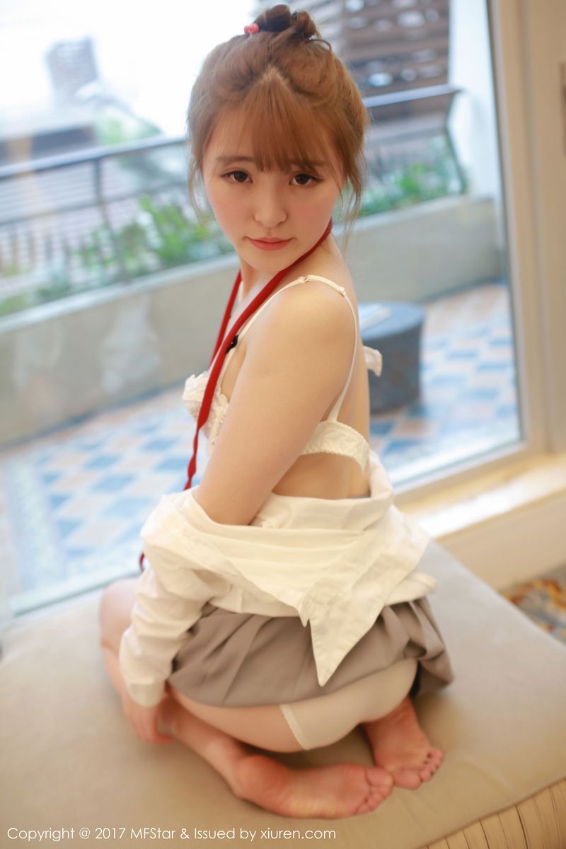 性感模特伊小七MoMo学生装白衬衫+短裙系列写真