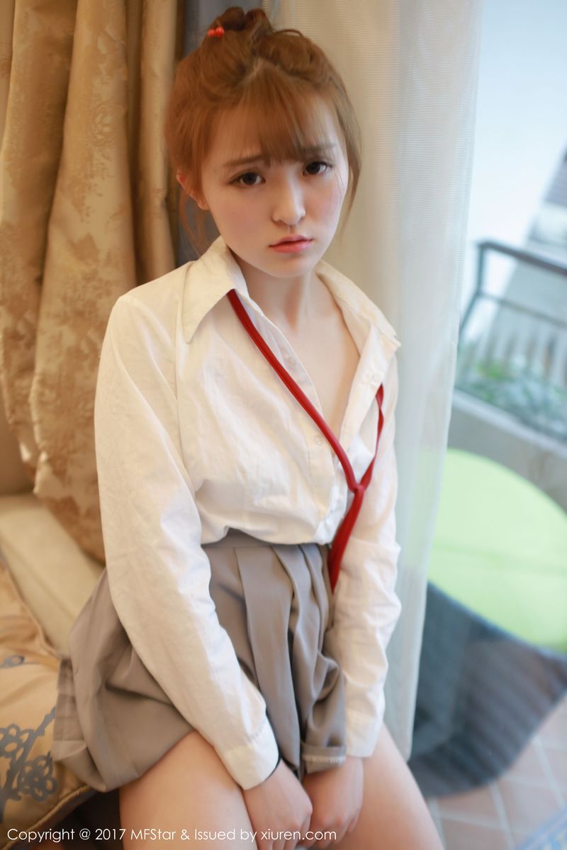 性感模特伊小七MoMo学生装白衬衫+短裙系列写真