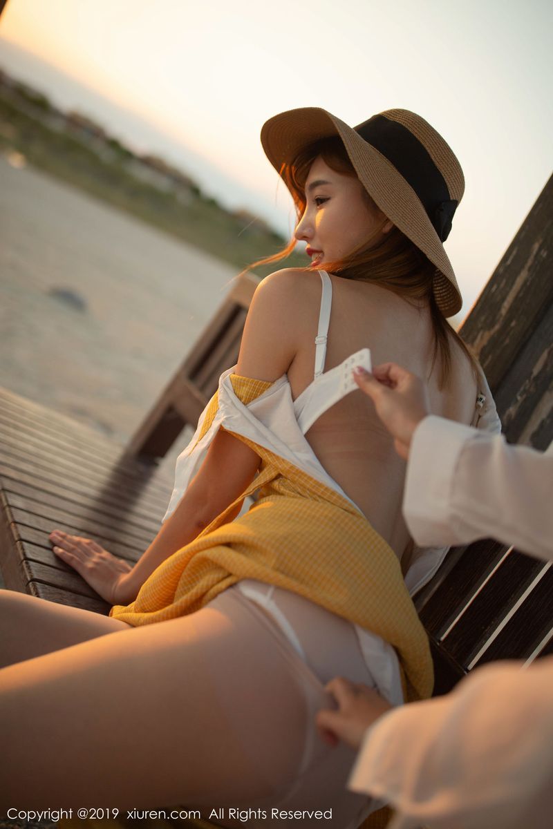 美女模特陆萱萱黄色连衣裙海滨女友互动性感写真
