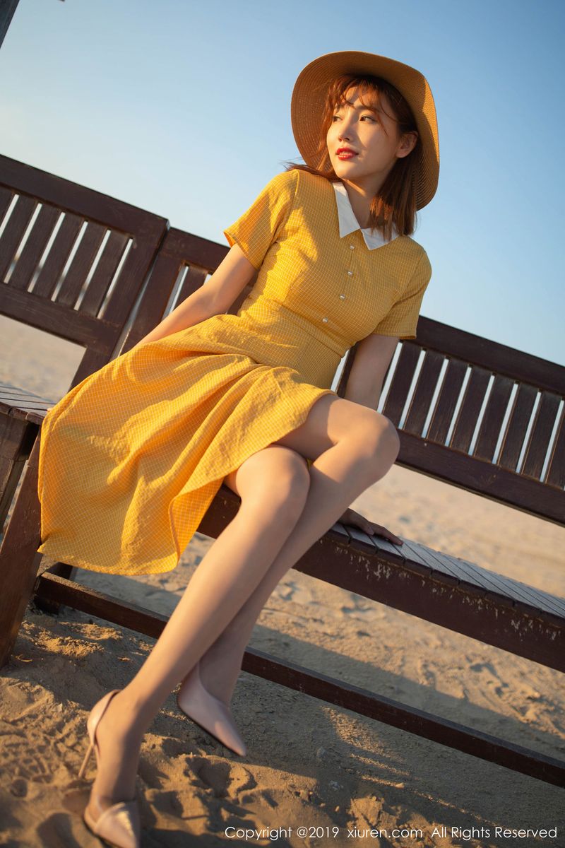 美女模特陆萱萱黄色连衣裙海滨女友互动性感写真