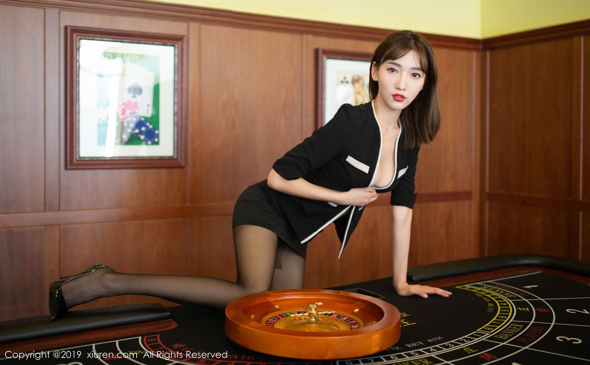 美女模特陆萱萱黑丝袜性感制服赌场荷官主题写真