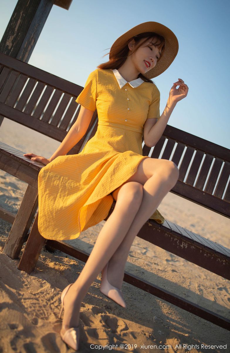 美女模特陆萱萱黄色连衣裙海滨女友互动性感写真