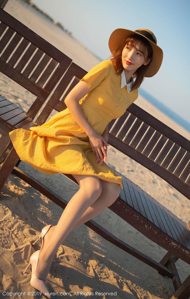 美女模特陆萱萱黄色连衣裙海滨女友互动性感写真