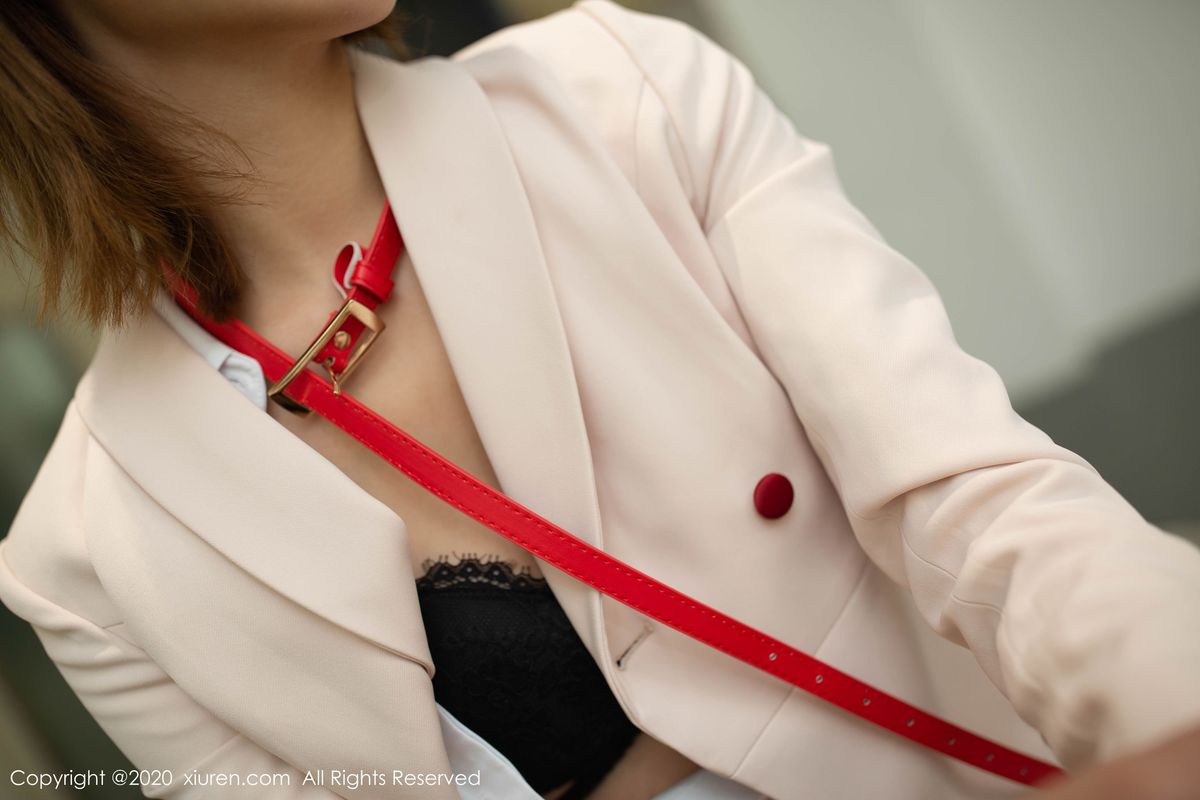 美女模特陆萱萱空旷机场空姐制服系列激情写真