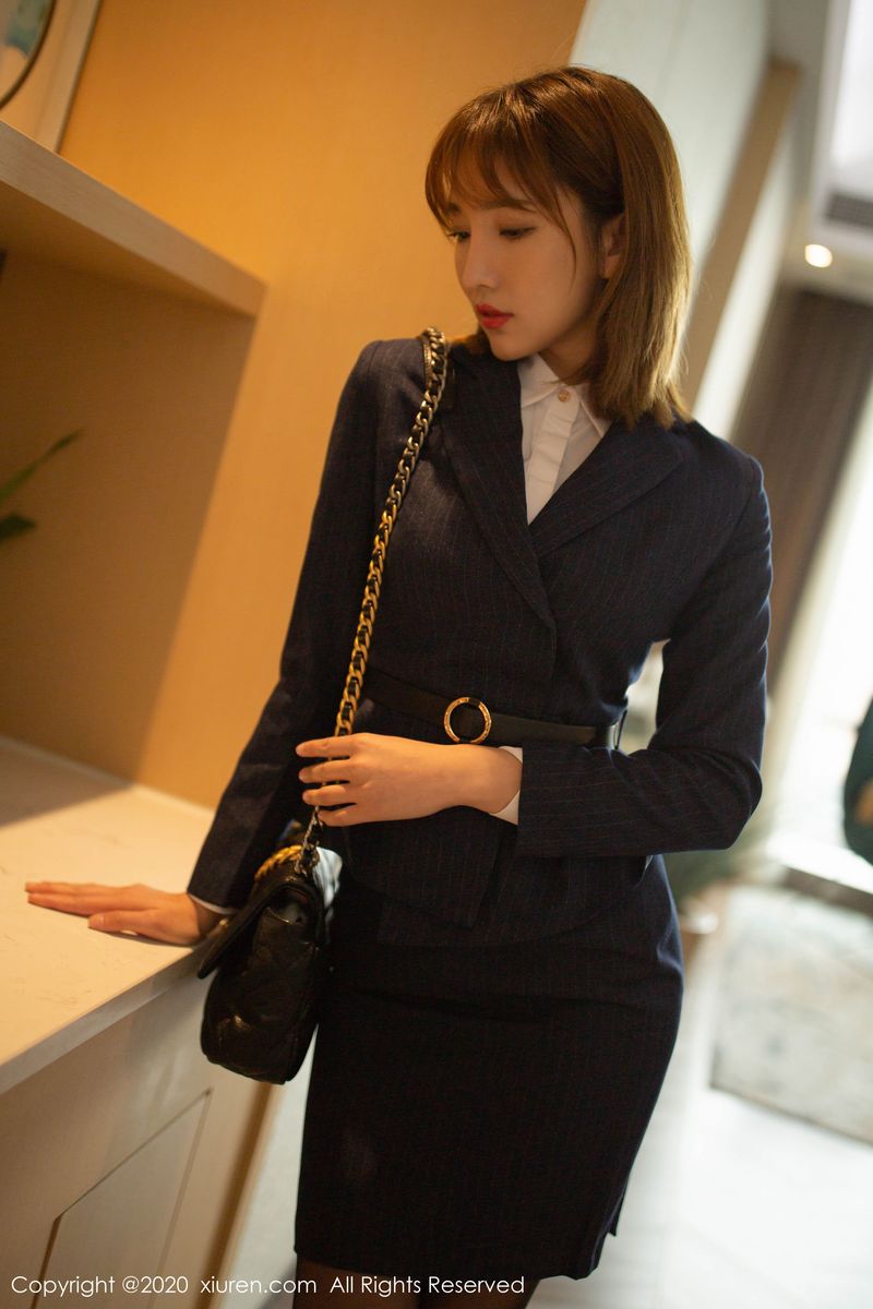 美女模特陆萱萱白衬衫职场OL束缚之屋主题写真