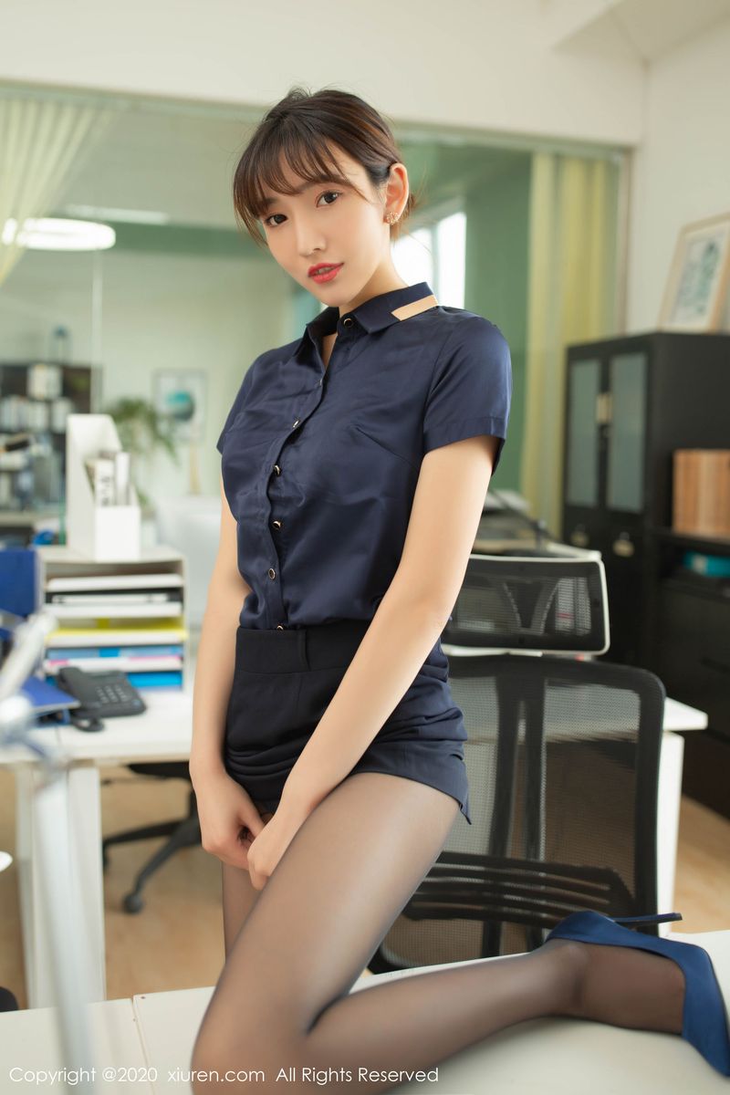 美女模特陆萱萱黑丝玉足职员制服诱惑主题写真