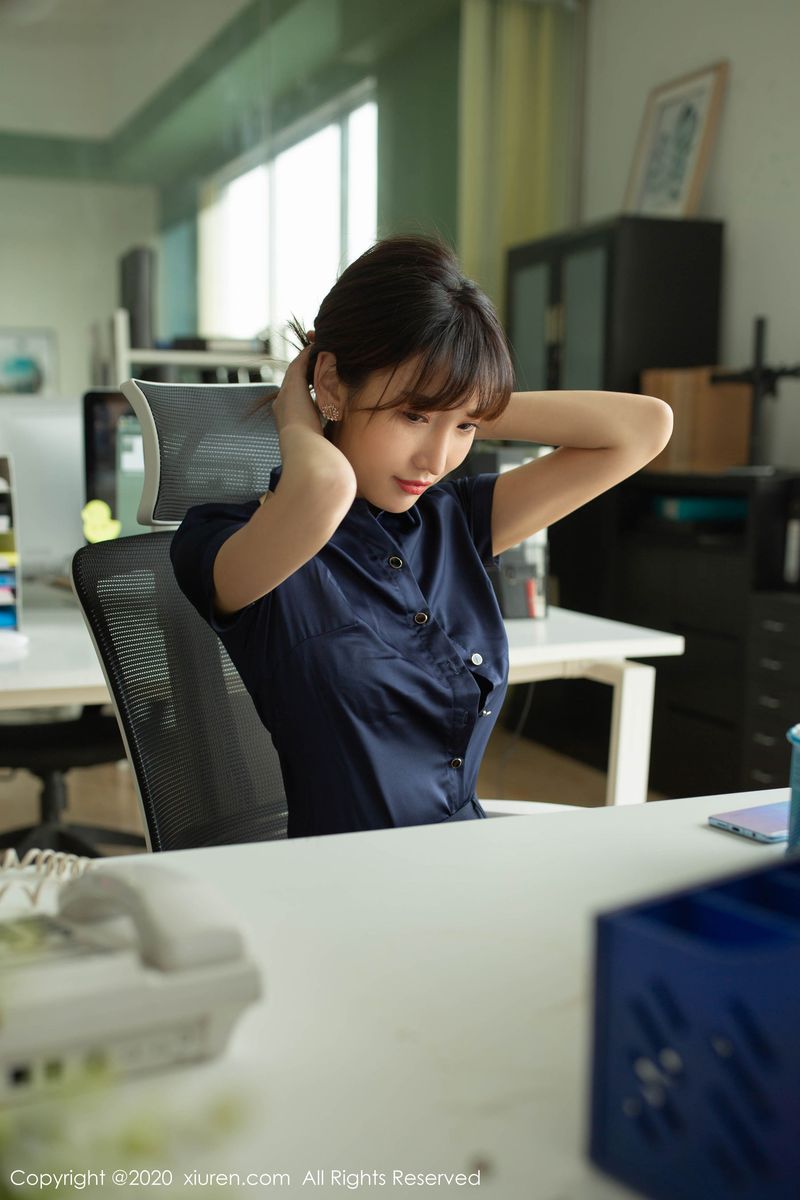 美女模特陆萱萱黑丝玉足职员制服诱惑主题写真