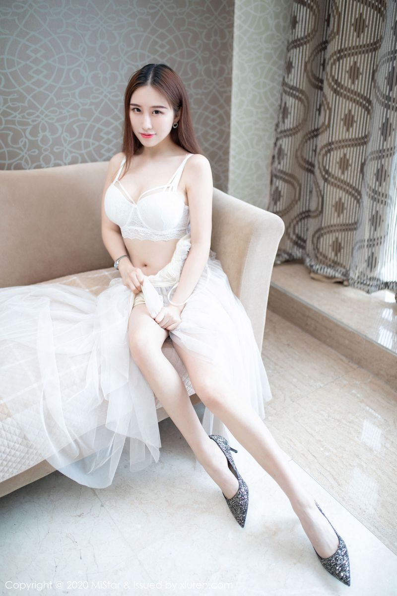 美女模特月音瞳薄纱吊裙之下凹凸别致写真