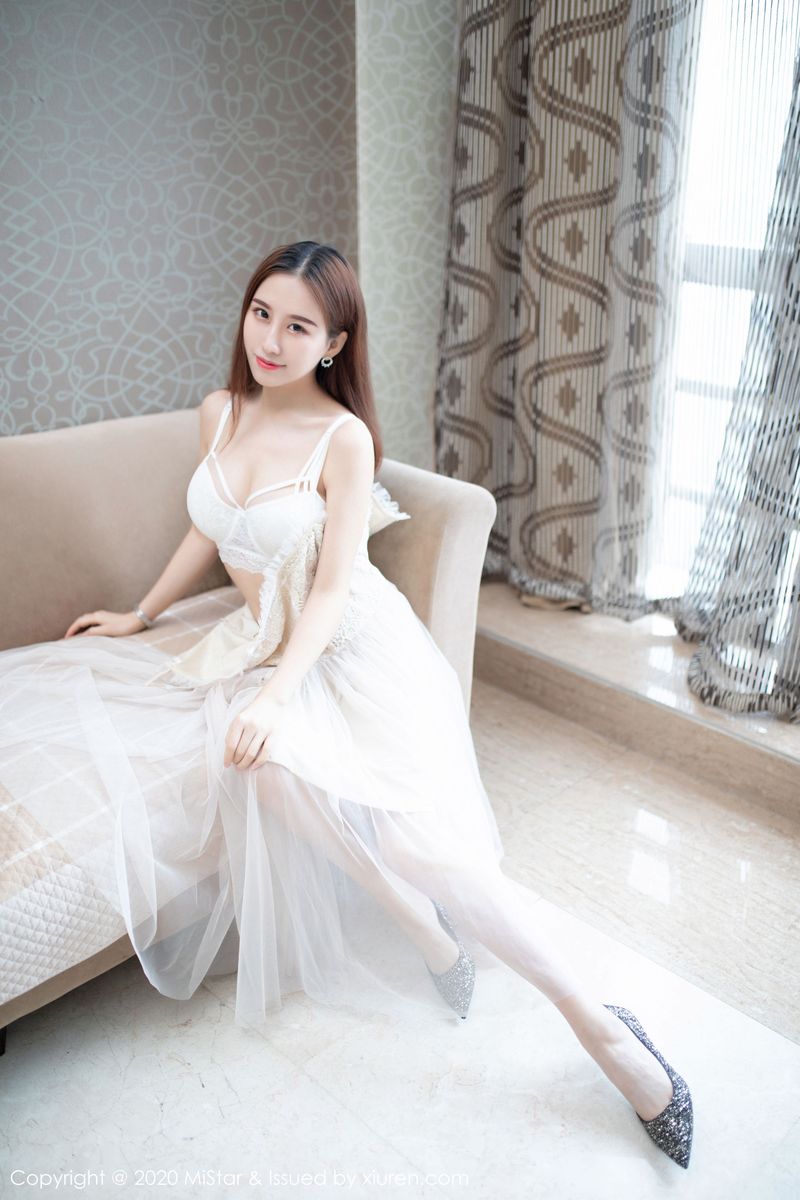 美女模特月音瞳薄纱吊裙之下凹凸别致写真