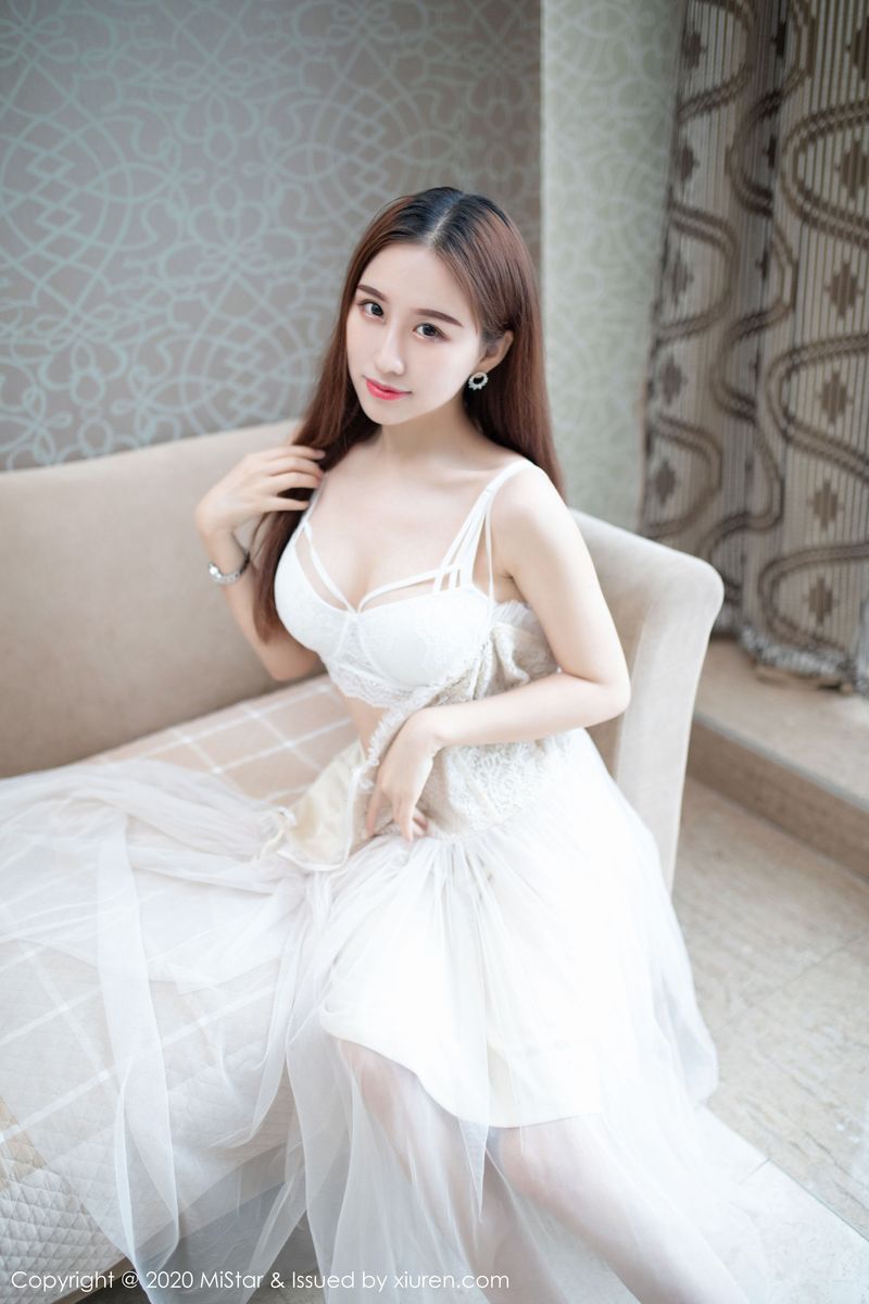 美女模特月音瞳薄纱吊裙之下凹凸别致写真