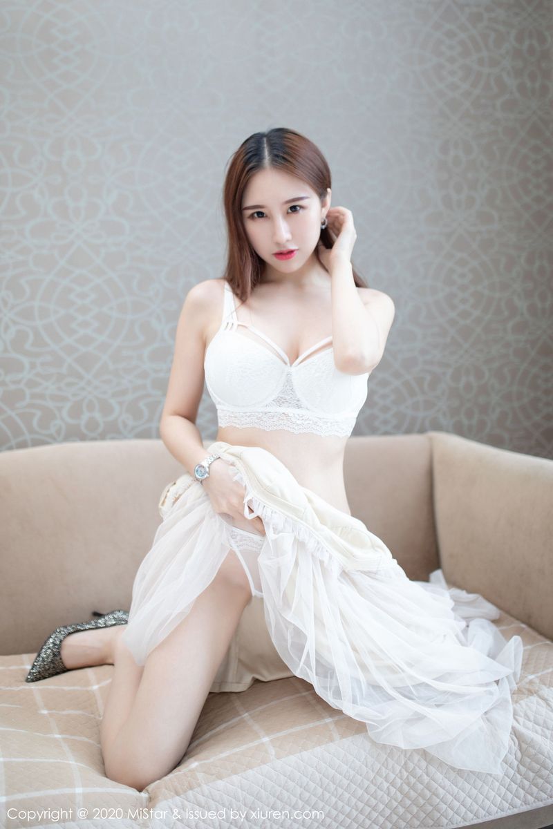 美女模特月音瞳薄纱吊裙之下凹凸别致写真