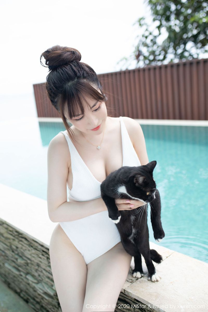 美女模特夏希子修长美腿死库水镜头别致写真