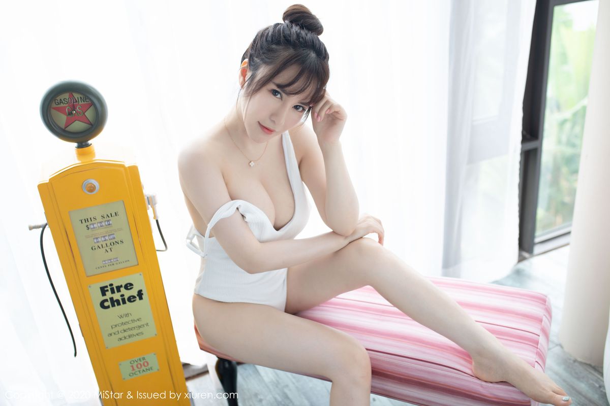 美女模特夏希子修长美腿死库水镜头别致写真