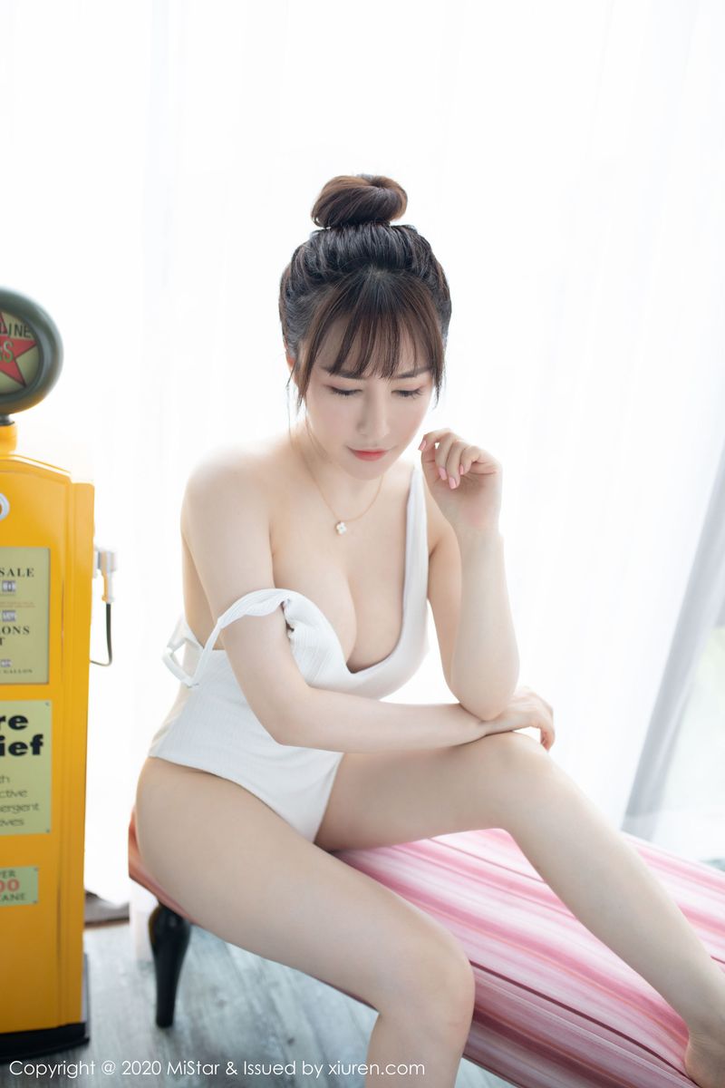 美女模特夏希子修长美腿死库水镜头别致写真