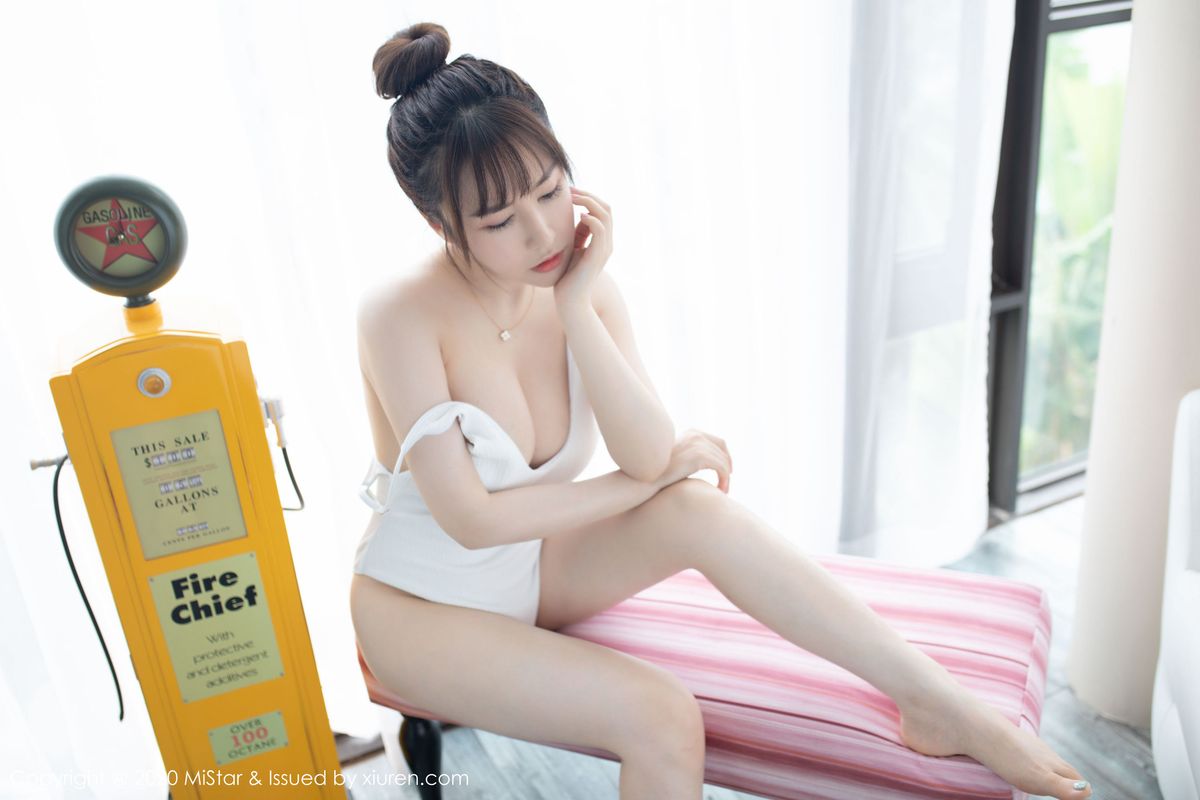 美女模特夏希子修长美腿死库水镜头别致写真