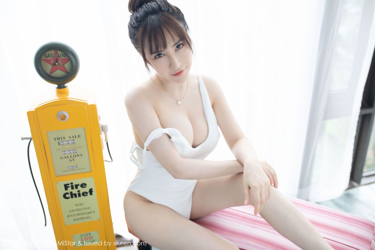 美女模特夏希子修长美腿死库水镜头别致写真