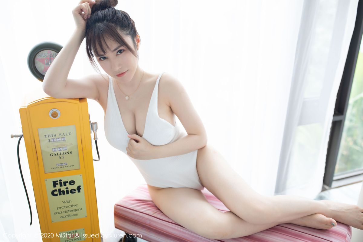 美女模特夏希子修长美腿死库水镜头别致写真
