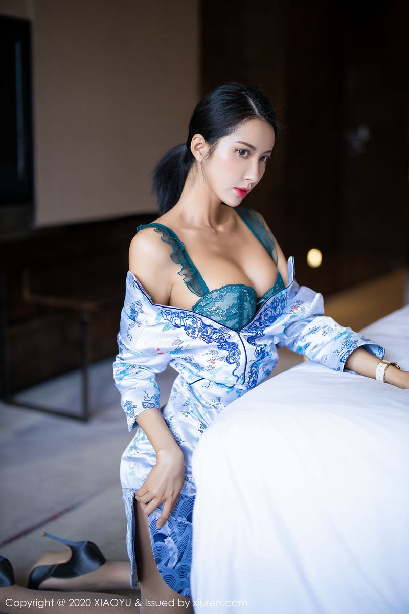 气质女神陈良玲Carry韵味旗袍+朦胧丝袜撩人写真