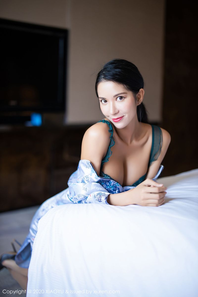 气质女神陈良玲Carry韵味旗袍+朦胧丝袜撩人写真