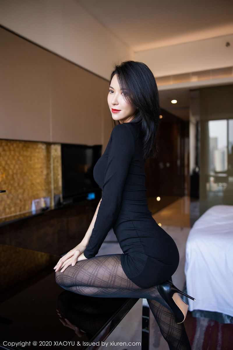 性感女神陈良玲Carry黑丝美腿美腿圆润玉足迷人写真