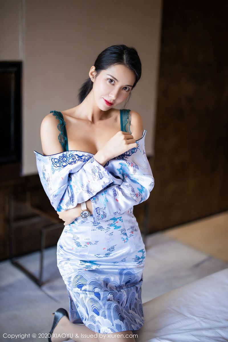 气质女神陈良玲Carry韵味旗袍+朦胧丝袜撩人写真