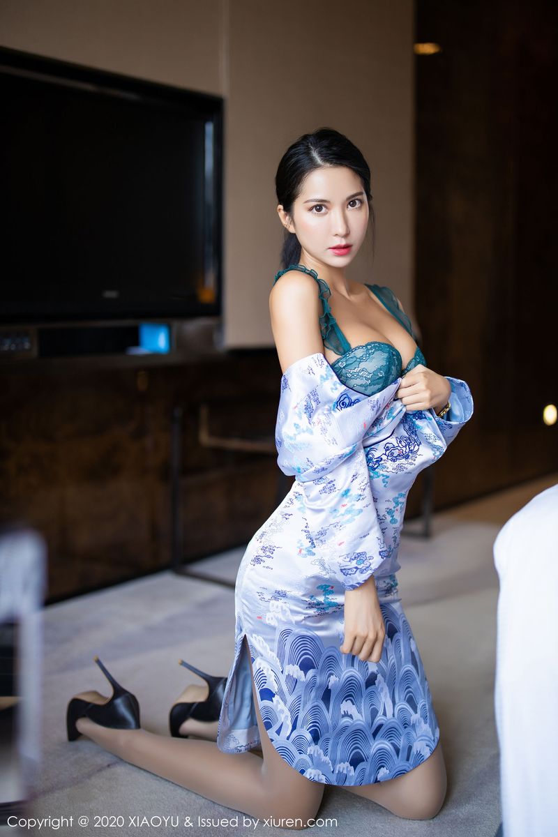 气质女神陈良玲Carry韵味旗袍+朦胧丝袜撩人写真
