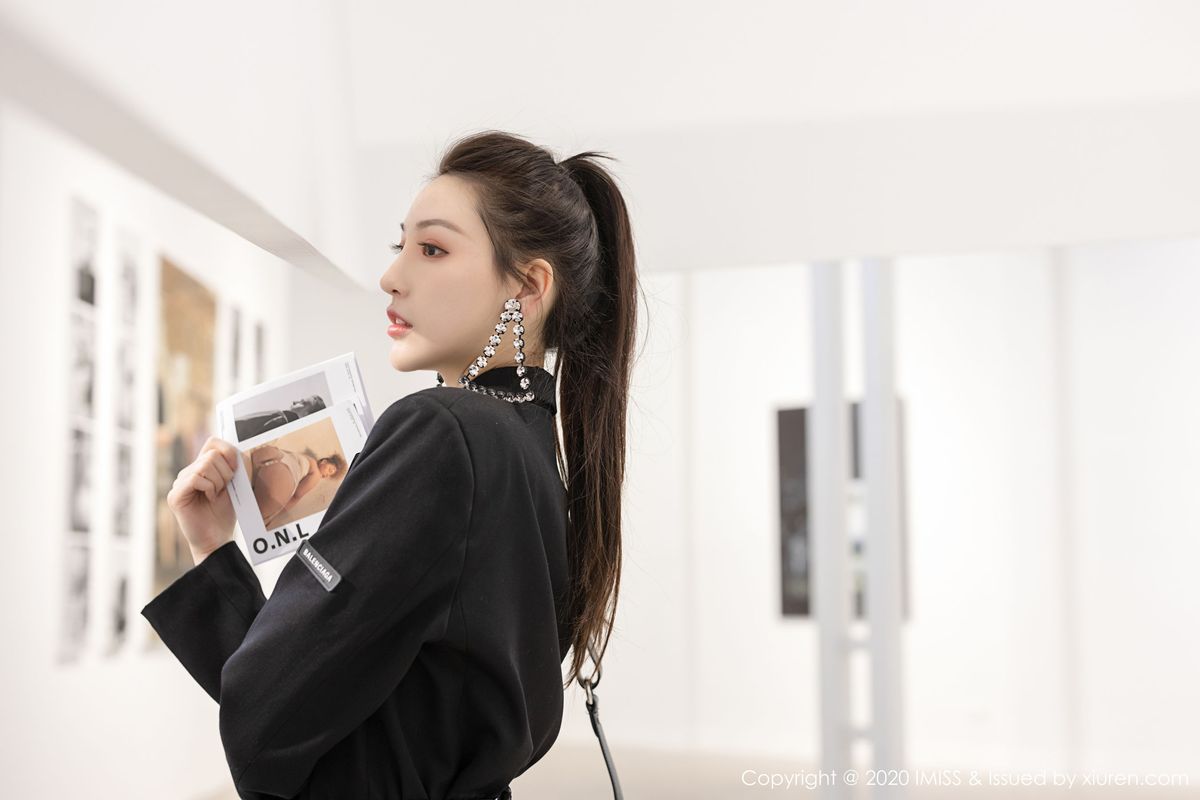 气质女神Lynn刘奕宁苗条身材与迷人气质明亮空间写真