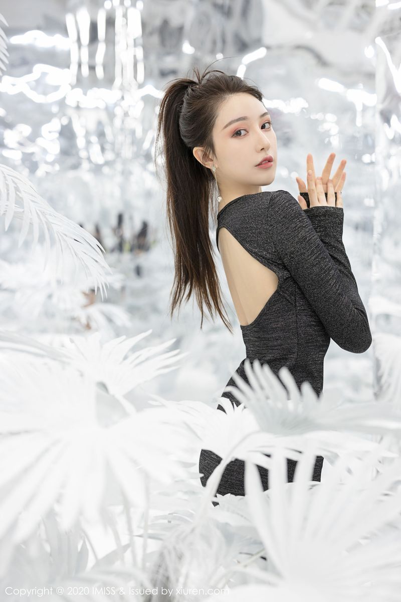 气质女神Lynn刘奕宁苗条身材与迷人气质明亮空间写真