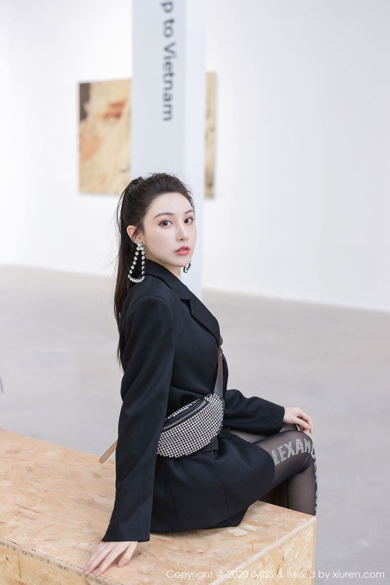 气质女神Lynn刘奕宁苗条身材与迷人气质明亮空间写真