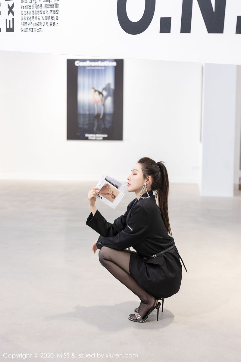 气质女神Lynn刘奕宁苗条身材与迷人气质明亮空间写真