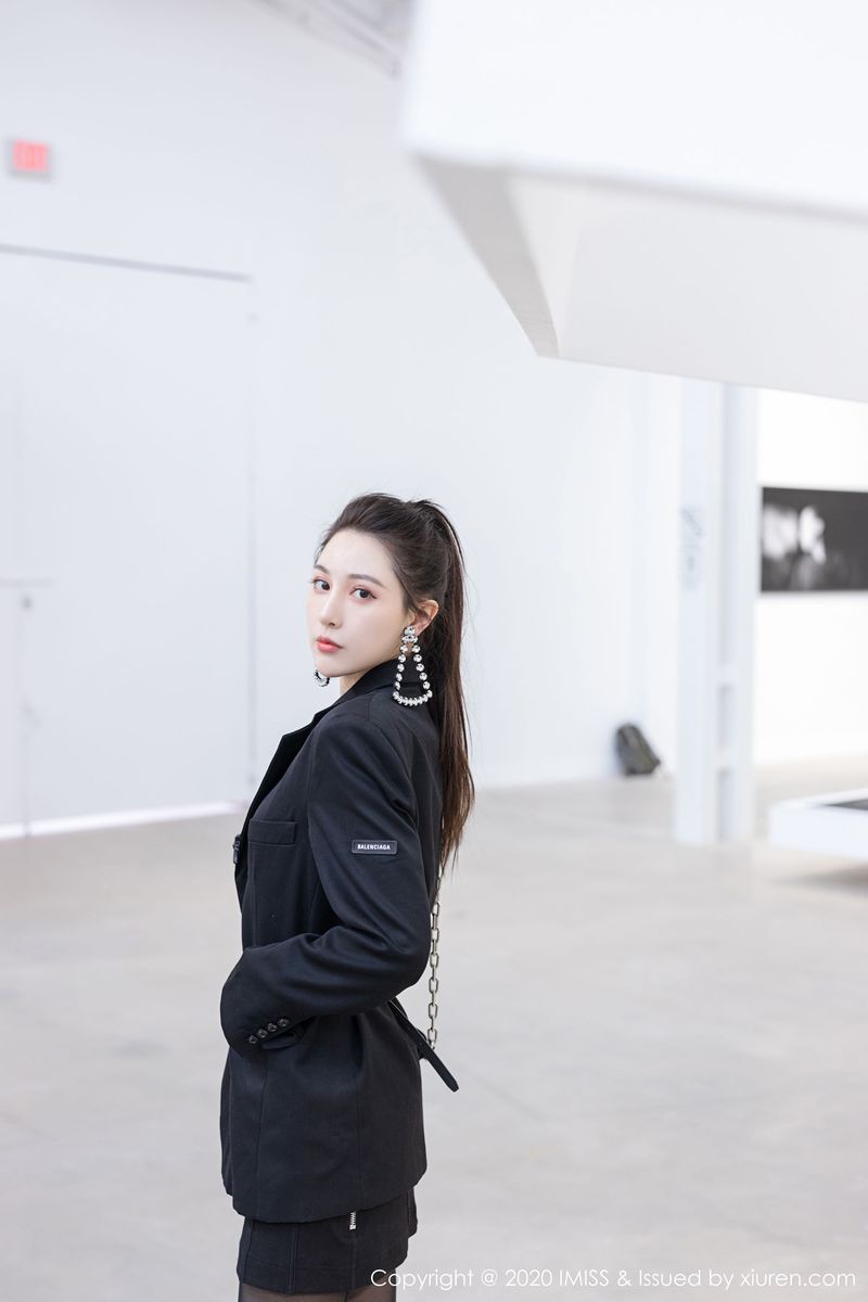 气质女神Lynn刘奕宁苗条身材与迷人气质明亮空间写真