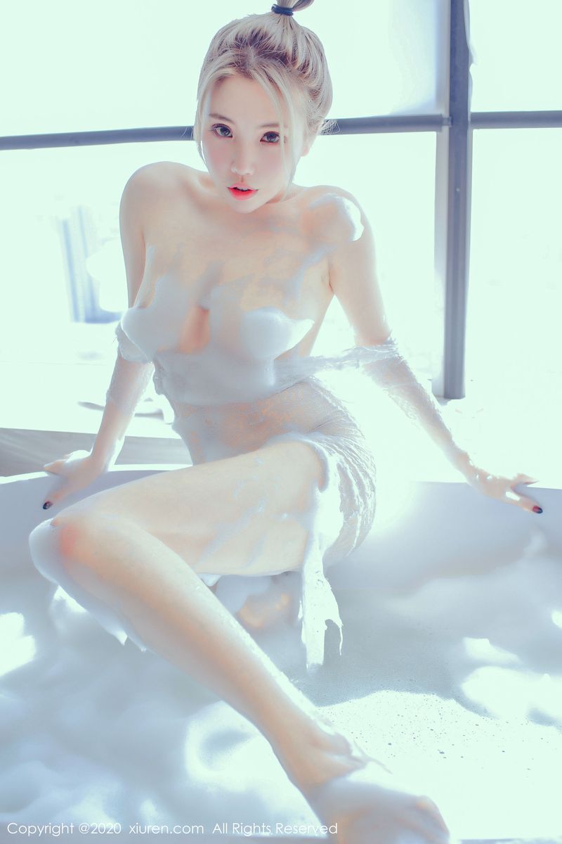 美女模特黄楽然浴缸纤细长腿+女仆制服性感写真