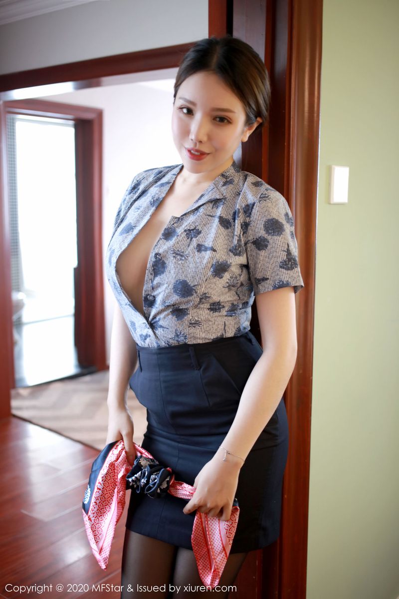 性感女神黄楽然黑丝美腿职场OL装扮娇媚写真