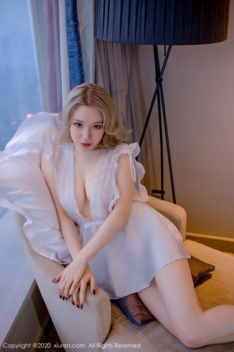 美女模特黄楽然性感蕾丝连体装&浑圆双峰写真