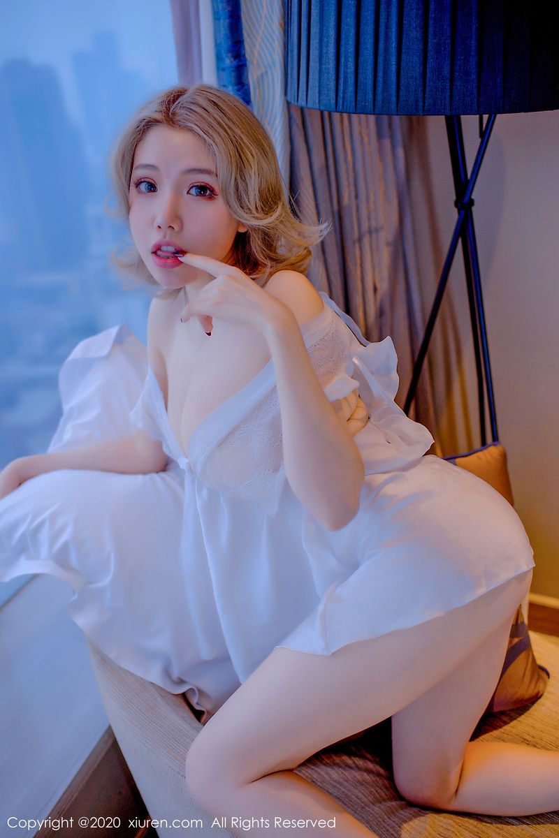 美女模特黄楽然性感蕾丝连体装&浑圆双峰写真