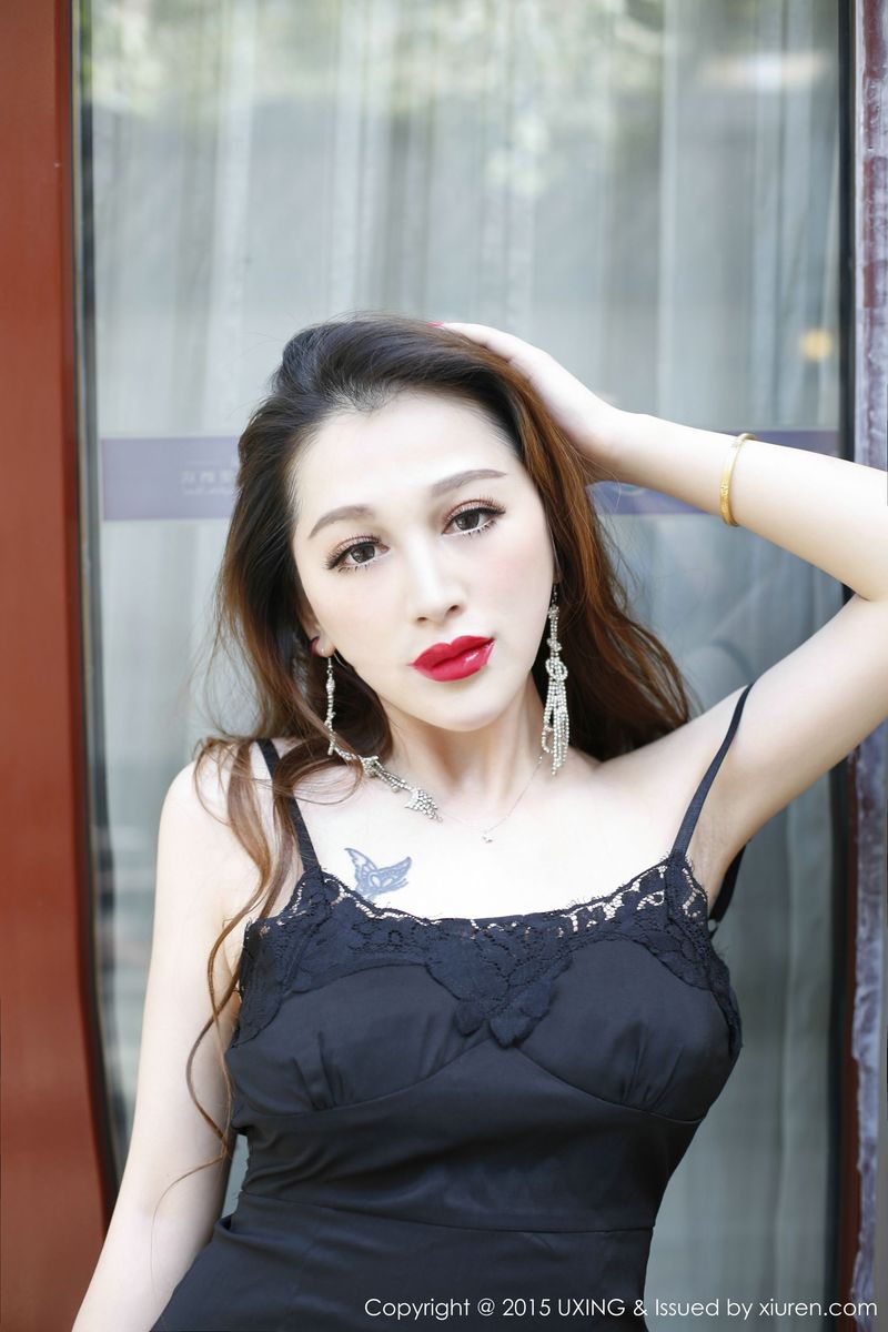 性感女神沈璐Lulu黑色吊裙&内衣诱惑私房写真