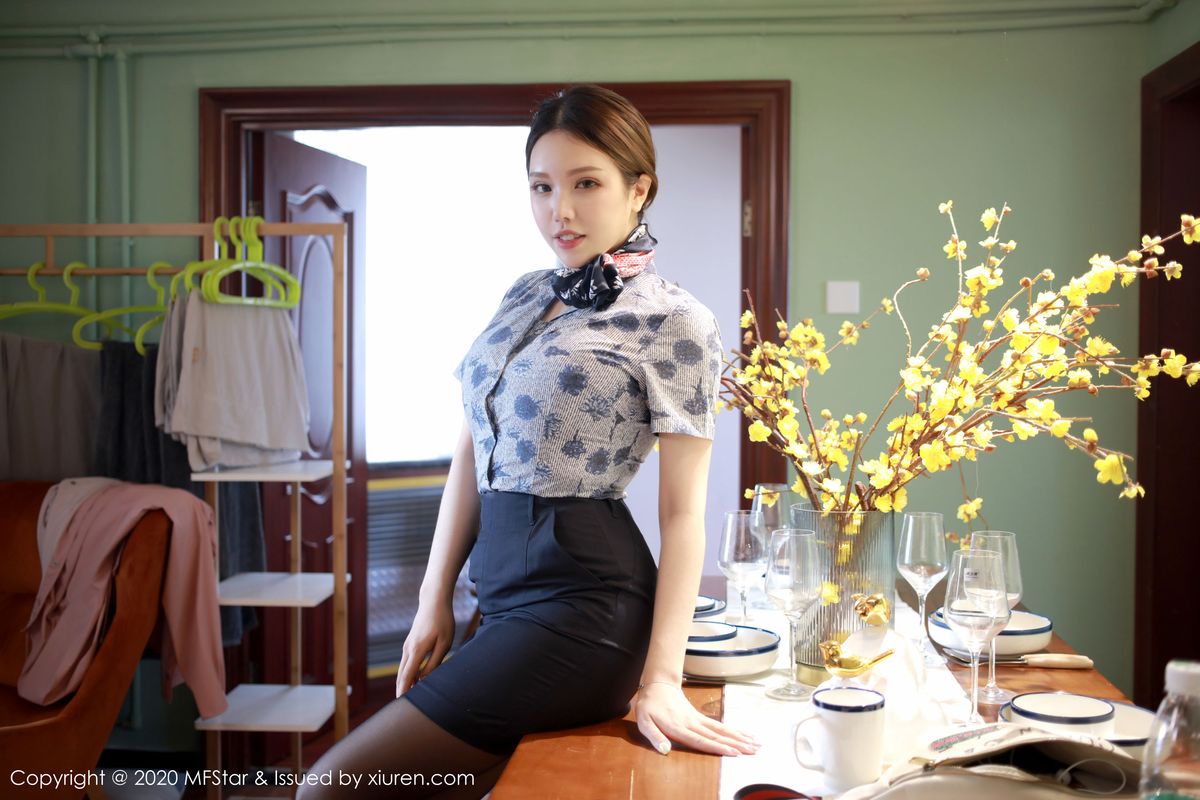 性感女神黄楽然黑丝美腿职场OL装扮娇媚写真